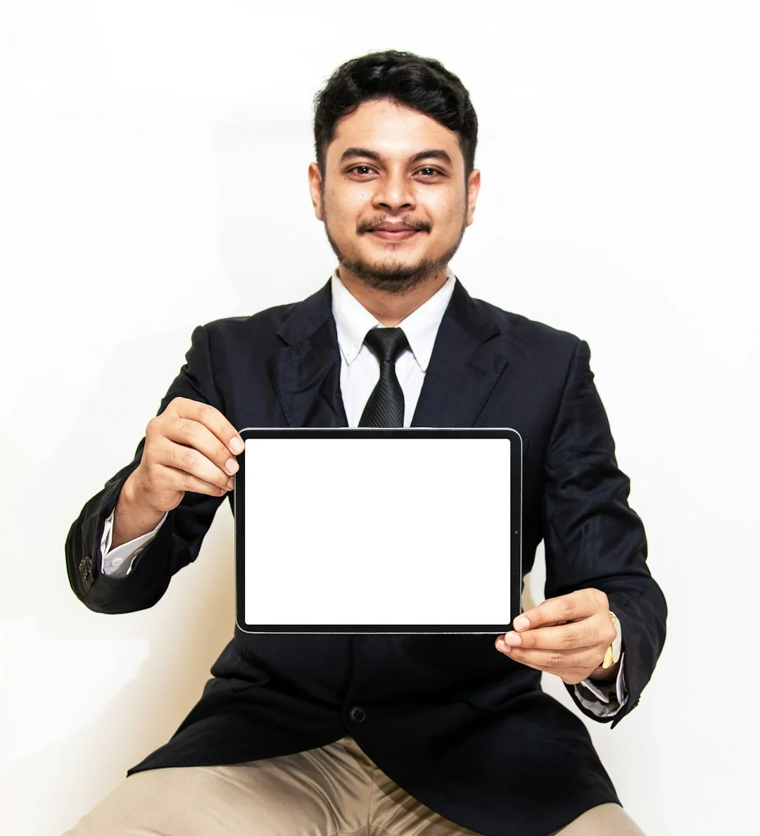 Une tablette affichant un site web financier, accompagnée d’un clavier blanc et d’une souris. Parfait pour des images de stock sur le thème de la technologie.