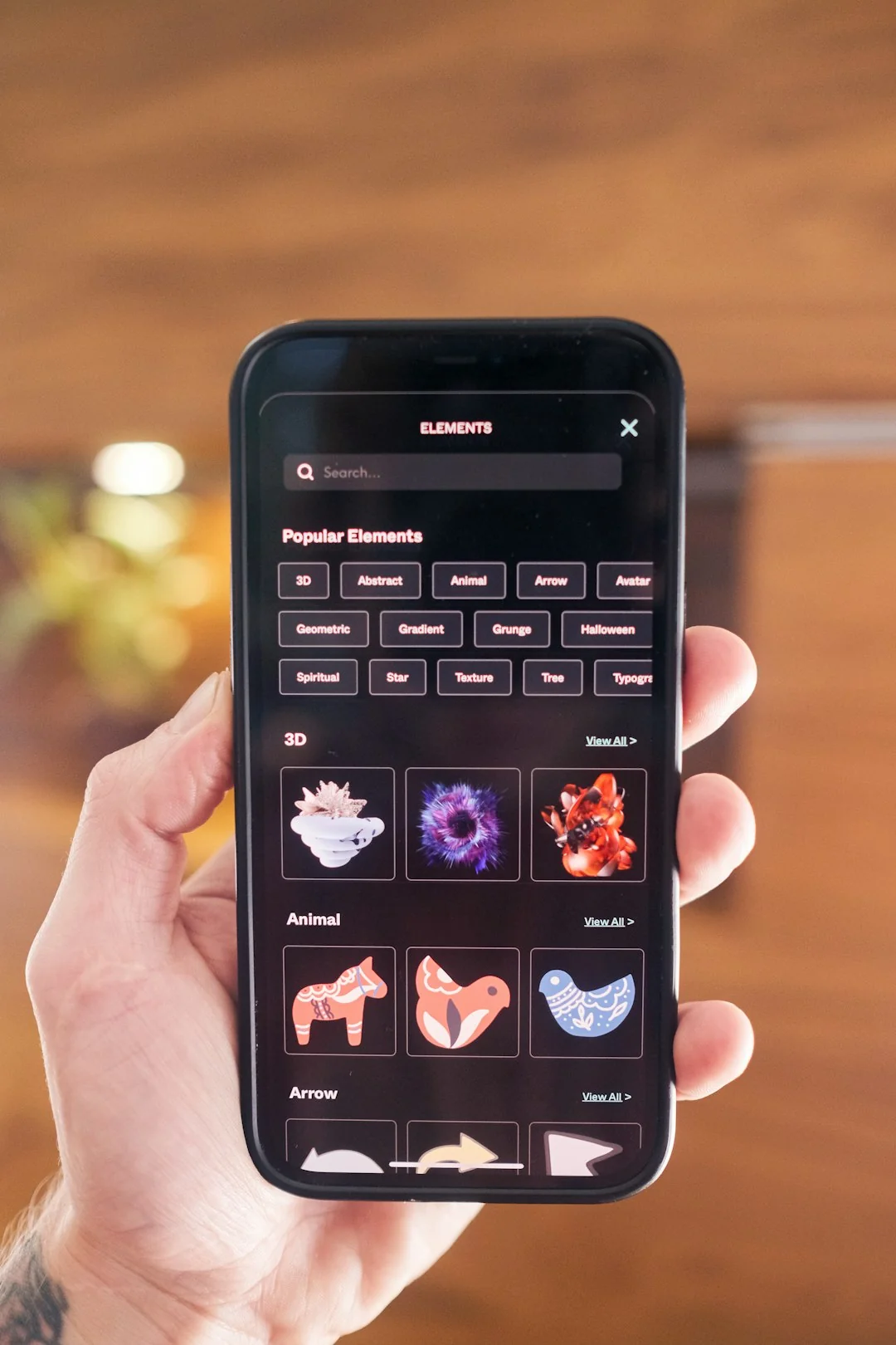 Professionnel du business utilisant une tablette et un ordinateur portable avec une boisson chaude, concentré sur la vérification de contenu numérique.